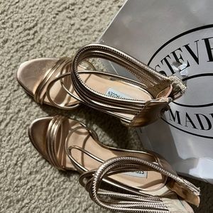 Beautiful gold heels, size 8 .